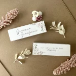 scatolina anniversario di matrimonio con fiori bianchi e rosa e verde oliva