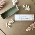 scatolina anniversario di matrimonio con fiori bianchi e rosa e verde oliva