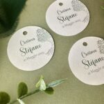 Tag Cresima tondo con albero della vita, personalizzato con nome e data, stampato su cartoncino bianco elegante.