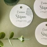 etichetta Cresima per bomboniere con grafica albero della vita, forma rotonda con foro per nastrino.