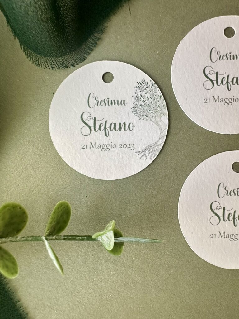 etichetta Cresima per bomboniere con grafica albero della vita, forma rotonda con foro per nastrino.
