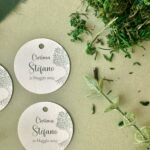 Tag tondo Cresima personalizzato con stampa albero della vita su cartoncino, accessorio elegante per bomboniere.