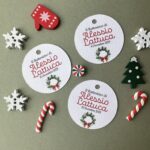 Tag battesimo natalizio con ghirlanda rossa e nome personalizzato su cartoncino da 4 cm