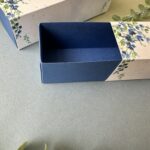 Confezione bomboniera Cresima con base blu rigida e coperchio floreale