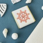 Mini cioccolatino tema marinaro con timone acquerello su carta martellata