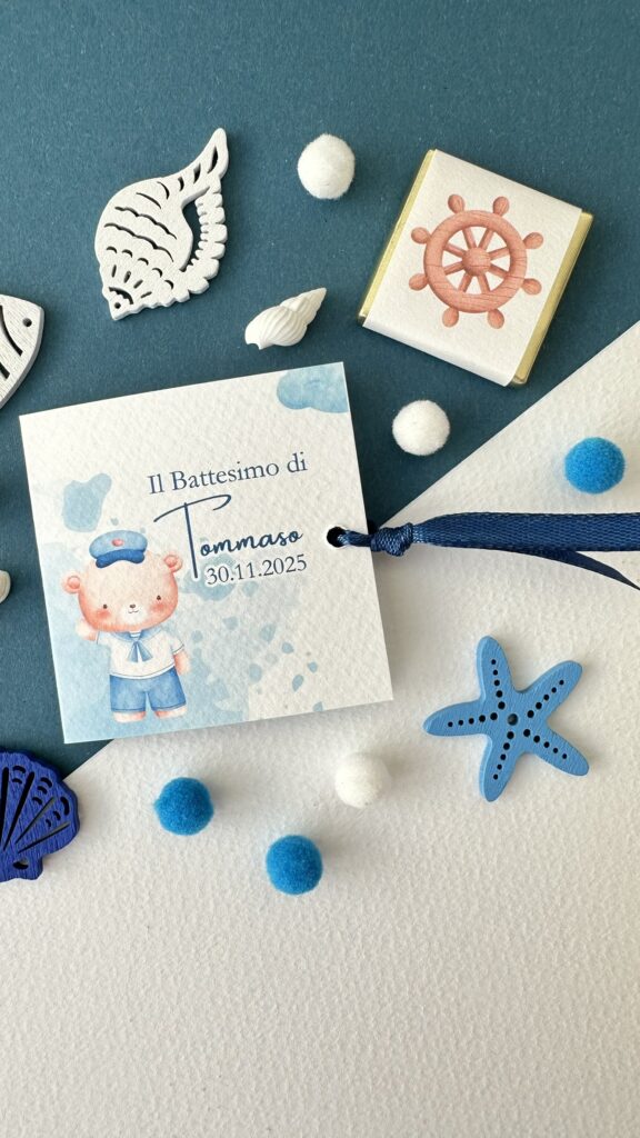 Porta cioccolatino marinaro personalizzato con nome Tommaso, grafica orsacchiotto marinaio e dettagli mare
