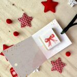 Interno segnaposto con cioccolatino natalizio